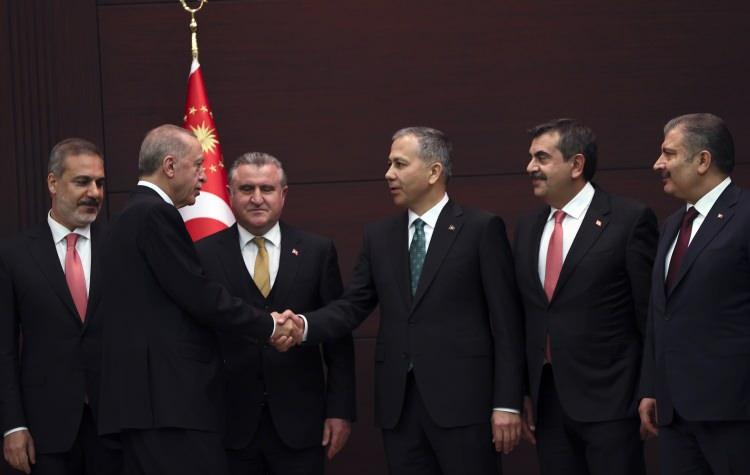 <p>Cumhurbaşkanlığı Kabinesinin yeni üyeleri ise yeni görevleri için sosyal medya hesaplarından teşekkür paylaşımında bulundu. </p>
<p> </p>