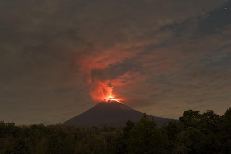 <p>Meksika'nın Puebla eyaletindeki San Nicolas de los Ranchos'tan görülen Popocatepetl yanardağının patlamasının devam ettiği anlar, akşam saatleri...</p>
