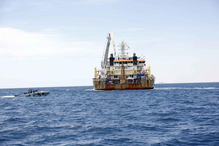 <p>Petrolün, Kızıldeniz'e dökülme tehlikesi bulunmakla beraber geçen yıllara ve su akımlarına bağlı olarak "tankerden muhtemel bir sızıntının, Babu'l Mendeb Boğazı'ndan Süveyş Kanalı'na kadar ulaşabileceği uyarısı yapılıyor.</p>