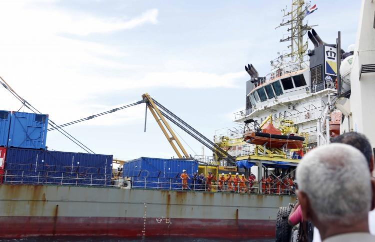 <p>Yemen'in Ras Isa Limanı yakınlarına demirleyen ve bakımsız halde bırakılan petrol yüklü tankerin çürümeye devam ettiği belirtiliyor.</p>
