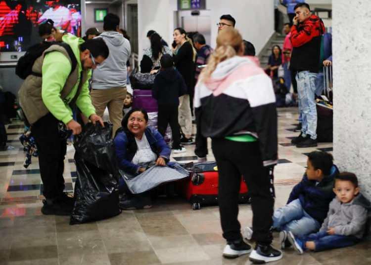 <p>Yolcular,  Popocatepetl yanardağı faaliyetinin ardından uzun saatleri havalimanında beklediler. Bu görüntülerde Benito Juarez Uluslararası Havalimanı'nın 1. Terminalinden...</p>
