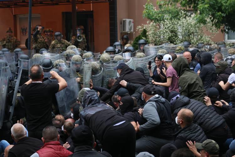 <p>Öte yandan Sırbistan Savunma Bakanı Milos Vucevic, Sırp ordusunun ülkenin Kosova sınırına konuşlandırılacağını söyledi.</p>

<p> </p>
