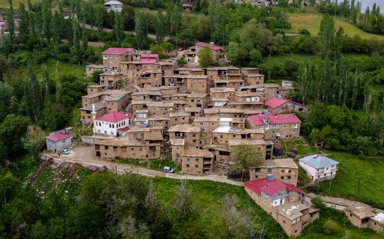 <p>Hizan ilçe kırsalındaki derin vadilerin yamaçlarında kurulu köydeki tarihi taş evler, bugünlerde fotoğraf sanatçıları, gezginler ve turistlerden ilgi görüyor.</p>
