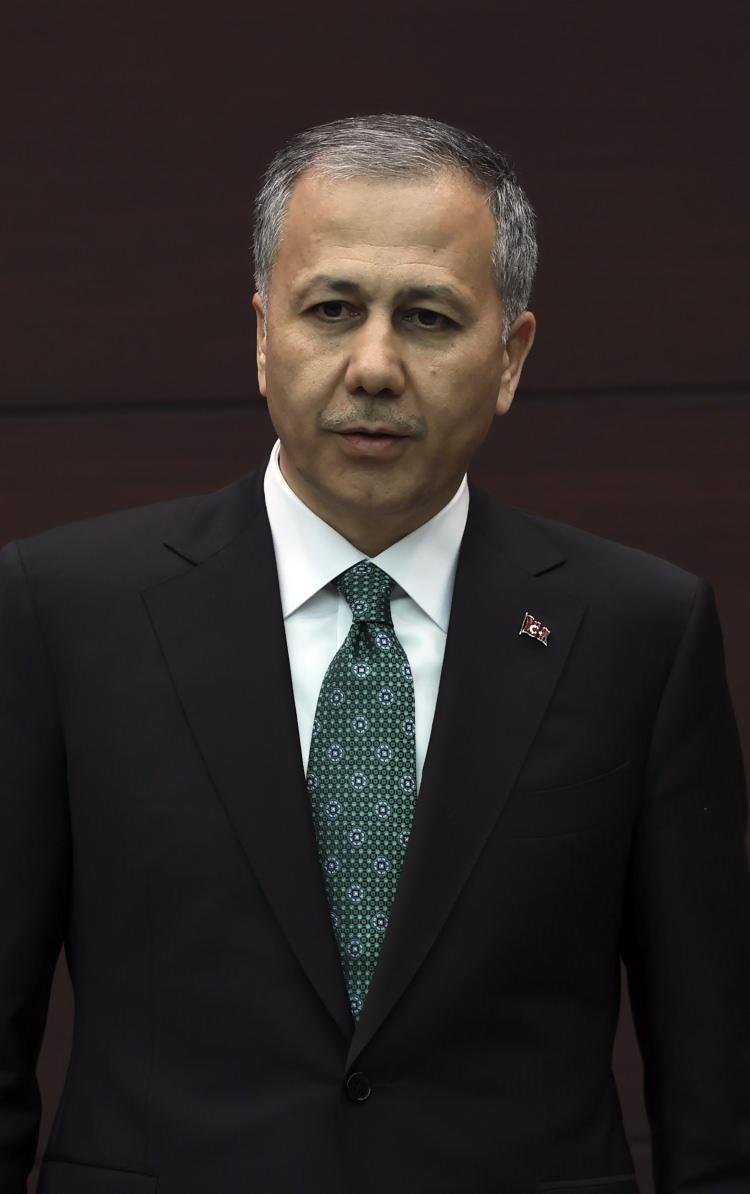 <p>İÇİŞLERİ BAKANI ALİ YERLİKAYA</p>
<p>Cumhurbaşkanı Recep Tayyip Erdoğan’ın yeni kabinede İçişleri Bakanı olarak görevlendirdiği Ali Yerlikaya sosyal medya üzerinden Cumhurbaşkanı Erdoğan’a teşekkürlerini iletti.</p>