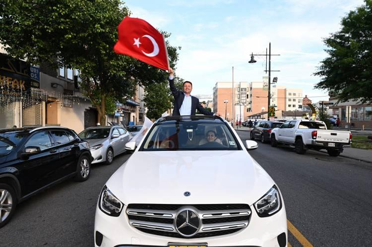 <p>New Jersey eyaletinin Paterson şehrinde gurbetçiler, Türkiye'deki seçim sonuçlarının ardından bir araya gelerek, ellerinde Türk bayrakları, AK Parti flamaları ve Cumhurbaşkanı Erdoğan posterleriyle Cumhurbaşkanı'nın başarısını coşkuyla kutladı. </p>
