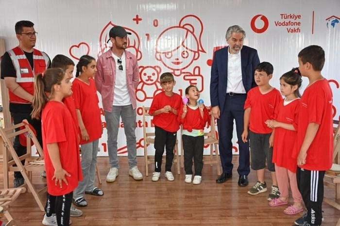 <p><span style="color:#000000"><strong>Toplam 100 bin çocuğa ulaşılması hedeflenen projeden bahseden Türkiye Vodafone Vakfı Başkanı Hasan Süel ise "Bölgede dört teknoloji sınıfı ve bir de gezici eğitim sınıfı kuracağız. 7-14 yaşları arasındaki çocuklar için kodlama, müzik, masal ve oyun atölyeleri düzenleyecek, çocuklara oyun terapisiyle psikolojik destek de vereceğiz." dedi.</strong></span></p>
