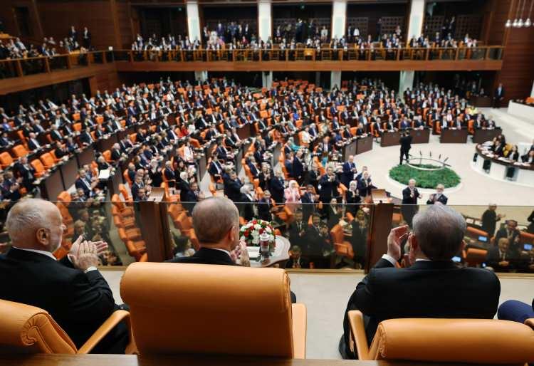 <p>28’inci dönem parlamentosu, yeni milletvekillerinin yemini için bugün saat 14.00’te toplandı.</p>
