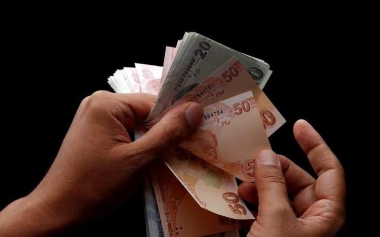 <p><strong>EMEKLİ ZAMMI İÇİN ÖRNEK HESAP</strong><br />
</p>
<p>Örneklendirecek olursak;</p>
<p>7 bin 500-10 bin, 10 bin-15 bin, 15 bin-20 bin ve 20 bin üzerine kademeli olarak emekli zammı belirlenecek.<br />
</p>
<p>7 bin 500-10 bin => Yüzde 45 zam<br />
<br />
10 bin-15 bin TL => Yüzde 40 zam<br />
<br />
15 bin-20 bin TL => Yüzde 35 zam<br />
<br />
<br />
20 bin ve üzeri => Yüzde 30 zam<br />
<br />
<br />
Burada yukarıdaki tablodaki zamların belirlenmesidurumunda, örneğinde 10 bin TL alan emeklinin maaşı 4 bin TL artacakken, 20 bin TL alan emeklinin maaşı yüzde 30 zamla 6 bin TL artacak.</p>
