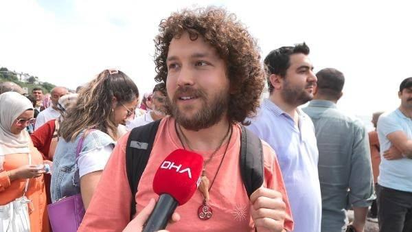 <p>Ziyaretçi Mustafa Aydın, "10 dakika sonra tam 2 saattir bekliyor olacağım. Daha önce hiç gelmemiştim, yenilenince yeni halini görmeye geldim. Eski hali de güzeldi ama, yeni hali de, geceleri ışık gösterileri oluyor. Değişim de şart tabi ki. Bakalım, merak ediyoruz, umarım görebiliriz, 16.00'da kapanacağı söyleniyor" diye konuştu.</p>