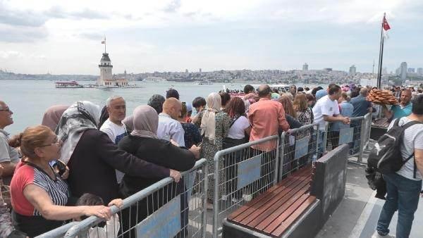<p> Ücretsiz ziyaretlerin son gününde, kuleye ulaşımın sağlandığı Üsküdar'da bulunan Kız Kulesi bilet satış gişesi önünde metrelerce uzunlukta kuyruk oluştu. </p>