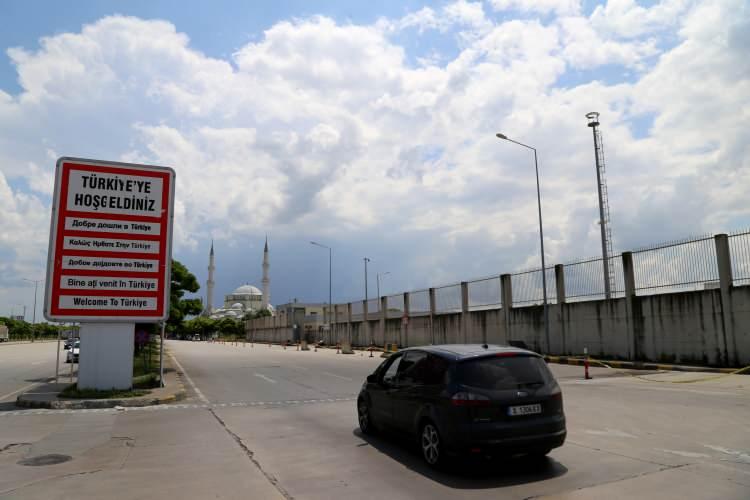 <p>Sınır kapılarındaki işlemlerini tamamlayan Avrupa'da yaşayan Türkler memleketlerine doğru yola çıkıyor.</p>
