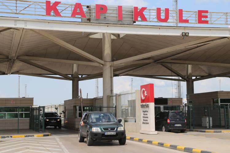 <p>Avrupa'dan Türkiye'ye geçiş yapılan sınır kapılarında yoğun olmasa da hareketli günler yaşanıyor.</p>
