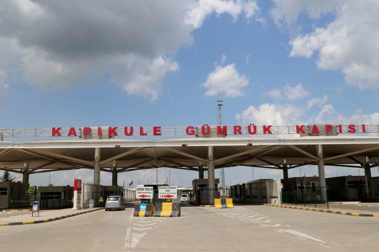 <p>Kapıkule Sınır Kapısı'ndan Türkiye'ye gelen Bekir Uzun, AA muhabirine, vatanına geldiği için mutlu olduğunu söyledi. </p>
