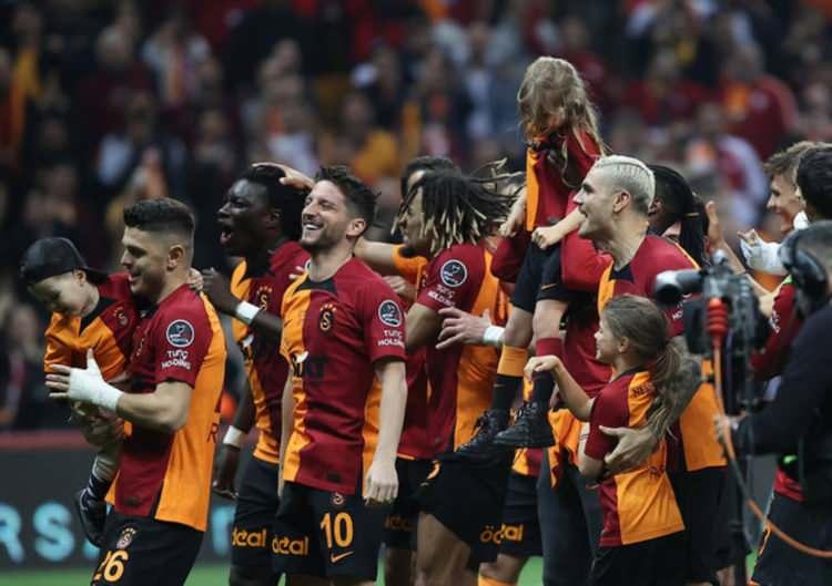 <p><span style="color:#000000"><strong>Spor Toto Süper Lig'in 36. haftasında Ankaragücü'nü deplasmanda 4-1 mağlup eden Galatasaray, lig tarihinde 23. şampiyonluğunun mutluluğunu yaşadı.</strong></span></p>
