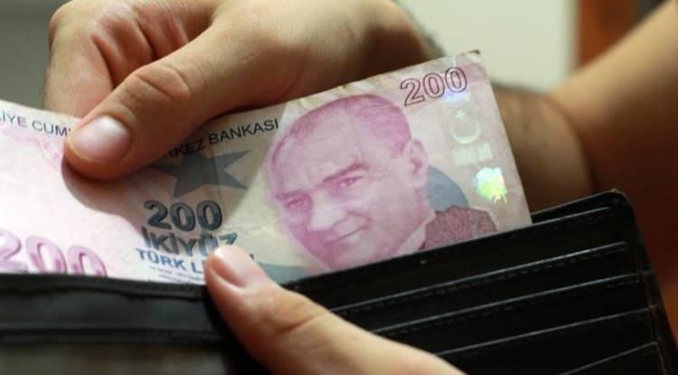 <p><strong>YENİ HÜKÜMETİN YAPACAĞI İLK DÜZENLEMELER MAAŞLARA ZAM OLACAK</strong><br />
</p>
<p>Emekli ve memur Temmuz zammı için geri sayım başladı. Yeni dönemde enflasyon farklarının yanında maaşlar refah payı ile belirlenecek. Yılın ilk 6 ayı için kamu işçisine verilen yüzde 45'lik zam oranı önemli bir referans değer olarak masada yer alıyor.</p>