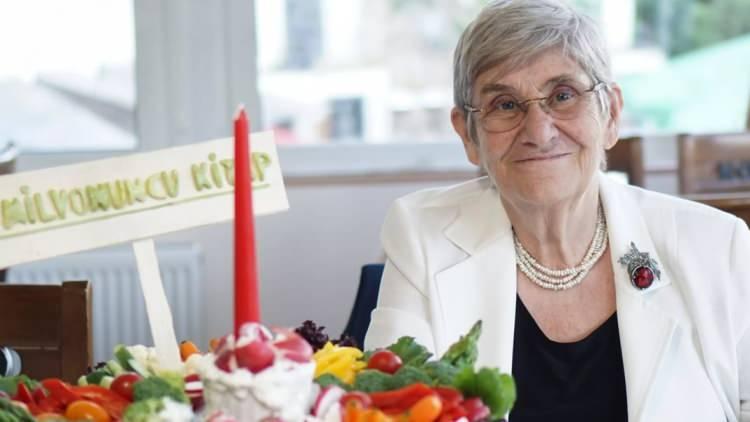 <p><span style="color:#000000"><strong>&Ccedil;ıkan kararın ardından Anayasa Mahkemesine hak ihlali iddiasıyla bireysel başvuru yapan Karatay'ın başvurusunu inceleyen Y&uuml;ksek Mahkeme, Anayasa&rsquo;nın 26&rsquo;ncı maddesinde g&uuml;vence altına alınan ifade &ouml;zg&uuml;rl&uuml;ğ&uuml;n&uuml;n ihlal edildiğine h&uuml;kmetti ve Karatay'a 18 bin lira manevi tazminat &ouml;denmesini kararlaştırdı.&nbsp;</strong></span></p>
