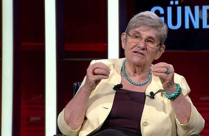 <p><span style="color:#000000"><strong>Anayasa&rsquo;nın 26&rsquo;ncı maddesine g&ouml;re herkesin ifade &ouml;zg&uuml;rl&uuml;ğ&uuml;n&uuml;n bulunduğu, bunun ancak kanunda belirtilen şartlarda sınırlandırılabileceği kararına varan Anayasa Mahkemesi, Karatay&rsquo;ın a&ccedil;ıklamaları nedeniyle cezalandırılmasının da ifade &ouml;zg&uuml;rl&uuml;ğ&uuml;ne m&uuml;dahale anlamı taşıdığını ifade etti.&nbsp;</strong></span></p>
