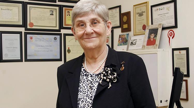 <p><span style="color:#000000"><strong>Karatay'ın, kişilerin sağlığı i&ccedil;in tehlikeli olabilecek yanlış bilgileri hekim sorumluluğuna uygun olmayacak şekil ve y&ouml;ntemlerle yaydığı gerek&ccedil;esiyle cezalandırıldığı belirtilen kararda, "Hi&ccedil; ş&uuml;phesiz yanlış bilgilerin y&ouml;netilmesi de sağlık politikalarının esaslı bir par&ccedil;asını oluşturmaktadır. Fakat bunu yaparken devlet, ifade &ouml;zg&uuml;rl&uuml;ğ&uuml;ne de saygı g&ouml;stermelidir." şeklinde değerlendirmede bulunuldu.&nbsp;</strong></span></p>
