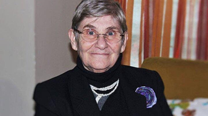 <p><span style="color:#000000"><strong>&Ouml;te yandan bilim insanlarının ve akademisyenlerin her s&ouml;ylediğinin mutlak anlamda doğru olduğunun s&ouml;ylenemeyeceği, bununla beraber birbirlerinden farklı, alternatif bakış a&ccedil;ılarının herkes i&ccedil;in daha doğru d&uuml;ş&uuml;nme imkanı oluşturduğu belirtilen kararda, "Başvurucuya disiplin cezası verilmesi ile Anayasa&rsquo;nın 26&rsquo;ncı maddesinde koruma altında olan ifade &ouml;zg&uuml;rl&uuml;ğ&uuml;ne yapılan m&uuml;dahalenin daha ağır basan bir toplumsal ihtiyaca karşılık gelmediği gibi orantılı da olmadığı sonucuna varılmıştır." ifadeleri yer aldı.</strong></span></p>
