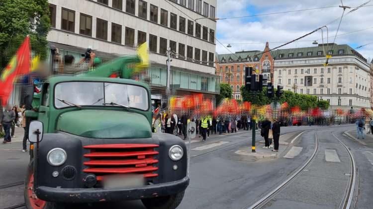 <p>STOCKHOLM'DE PKK PROVOKASYONU</p>

<p>İsveç'in başkenti Stockholm'de Norra Bantorget Meydanı'nda toplanan terör örgütü PKK/YPG destekçileri, İsveç'te 1 Haziran'da yürürlüğe giren yeni terör yasasının iptalini istedi.</p>
