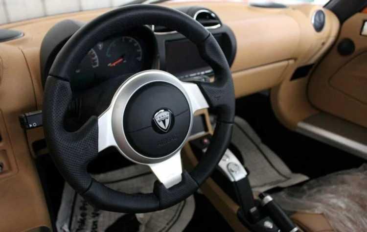 <p>İkisi turuncu biri kırmızı renkte olan Tesla Roadster'lardan hepsi Sport versiyon. </p>