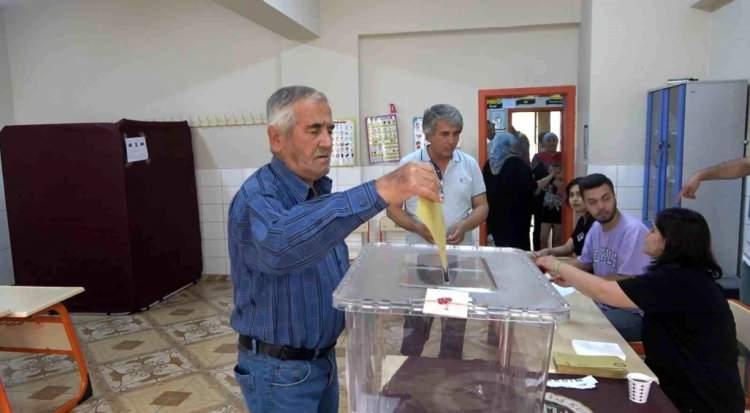 <p><strong>OSMANİYE SEÇİM SONUCU</strong></p>
<p><strong>14 Mayıs sonucu:</strong></p>
<p>Recep Tayyip Erdoğan: Yüzde 62,33<br />
Kemal Kılıçdaroğlu: Yüzde 30,70</p>
<p><strong>28 Mayıs İkinci Tur sonucu:</strong></p>
<p>Erdoğan: Yüzde 66,13</p>
<p>Kılıçdaroğlu: Yüzde 33,87</p>