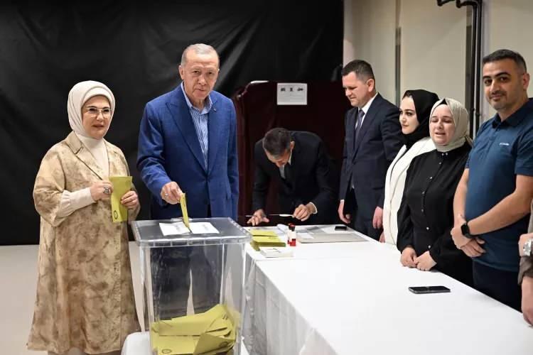 <div>
<div>Cumhurbaşkanlığı seçimlerinin ilk turunda Cumhurbaşkanı Erdoğan'ın daha çok oy aldığı deprem bölgesindeki vatandaşlara hakaretler yağdıran CHP'lilerin tavrının ardından ikinci turdaki seçim sonuçları merak edildi.</div>
</div>
