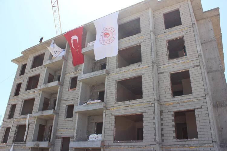 <p>Tünel kalıp sistemiyle inşa edilen ve en fazla 5 kat ile yatay mimarinin esas alındığı kalıcı konutların bir an önce tamamlanması için bölgede çalışmalar yoğun olarak sürüyor.</p>