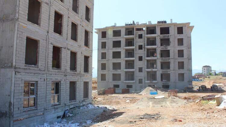 <p><strong>İSLAHİYE'DE 402 KONUT, 29 EKİM'DE TESLİM EDİLECEK</strong></p>
<p> </p>
<p>Gaziantep'in İslahiye ve Nurdağı ilçelerinde, afetzedelerin barınması için çadır, konteyner ve prefabrik yapılar hazır hale getirildikten sonra zemin etüt çalışması tamamlanan alanlarda, ihalelerin yapılmasıyla inşaat çalışmaları başladı.</p>