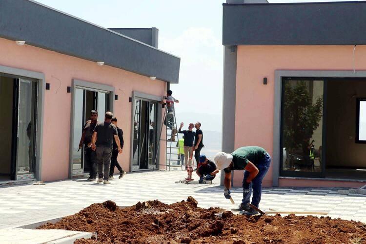 <p><strong>MALATYA'DA KONUTLAR, OCAK AYINDA TESLİM EDİLECEK </strong></p>
<p> </p>
<p>Malatya'da TOKİ tarafından yapılan afet konutları hızla yükseliyor. Konutların bir kısmının kaba inşaatı tamamlanırken, örnek daire de hazırlandı. Mart ayında temellerin atıldığı ilk etapta; 13 bin 975 konut yapılacak. </p>