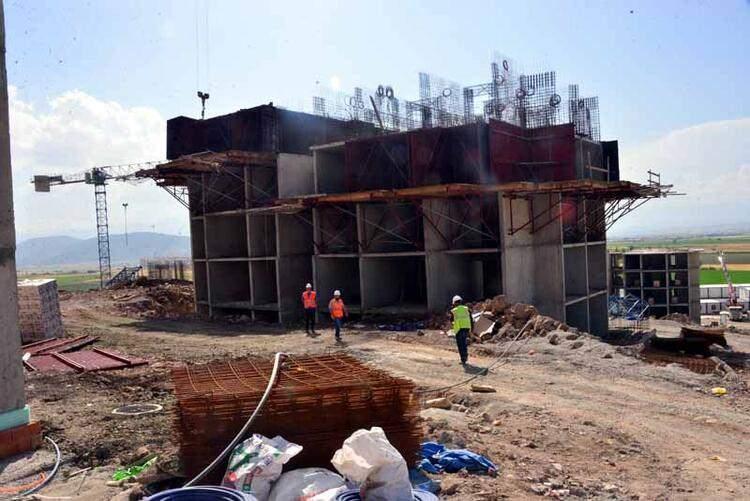 <p><strong>ADIYAMAN, ŞANTİYE ALANINA DÖNDÜ </strong></p>

<p> </p>

<p>Adıyaman'da da başlatılan kalıcı konutların inşasının ardından kent şantiye alanına döndü.</p>
