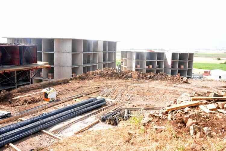 <p>TOKİ tarafından radye temel ve tünel kalıp sistemiyle İkizce Mahallesi'nde 6 etapta toplam 8 bin 799 konut yapılacak. Malatya kent genelinde afetzedeler için toplamda 70 bin 1 konut inşa edilecek.</p>