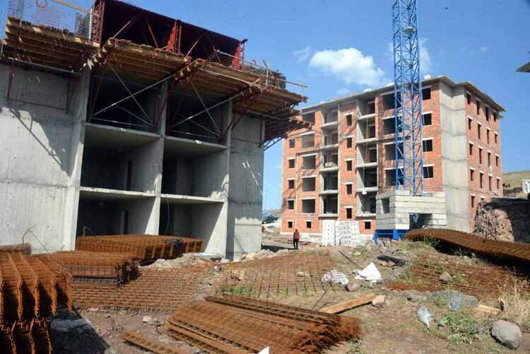 <p>Gaziantep'in Nurdağı ilçesi Balpınar ve Mesthüyük ile Kahramanmaraş'ın Türkoğlu ilçesi Özbek köyünde yapımı tamamlanan 102 ve 106 metrekare 3+1 olarak tasarlanan köy evleri, Ramazan Bayramı'nda Cumhurbaşkanı Recep Tayyip Erdoğan'ın katıldığı törenle sahiplerine teslim edilmişti. </p>