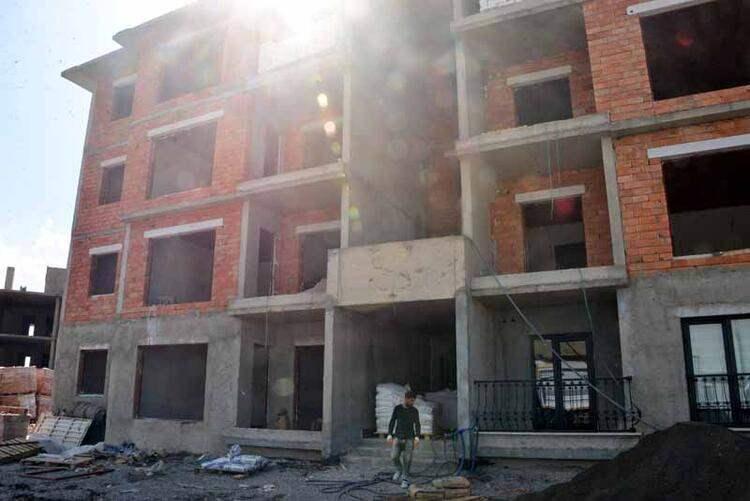 <p>Yatay ve yöresel mimariye uygun şekilde sağlam zemine inşa edilen konutların eylül ayı itibarıyla kaba inşaatlarının bitirilmesi ve 2024 yılı ocak ayında da teslim edilmesi hedefleniyor. </p>