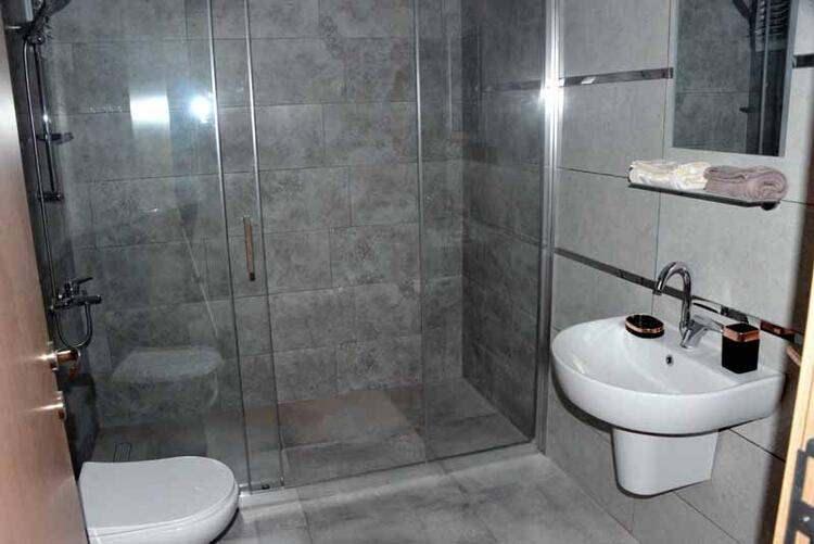 <p>Kentte konutların tamamlanarak hak sahiplerine teslim edilmesi için görevliler, iş makineleri yardımıyla çalışmalarını 24 saat esasına göre sürdürüyor.</p>