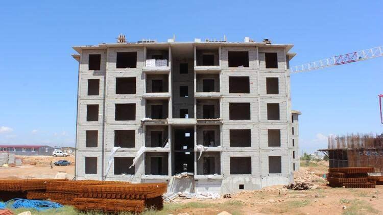 <p>İslahiye ve Nurdağı ilçesinde yapımı devam eden konutun da yıl sonuna kadar tamamlanması hedefleniyor. Gaziantep'te toplamda 29 bin 751 kalıcı konutun yanı sıra 12 bin 607 de köy evi de yapılacak.</p>