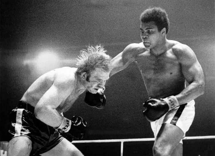 <p>Spor dünyasında 'tüm zamanların en büyüğü' olarak anılan, ömrünü ırkçılık ile ayrımcılıkla mücadeleye adayan efsanevi boksör ve Müslüman aktivist Muhammed Ali vefatının 7. yılında anılıyor.</p>
