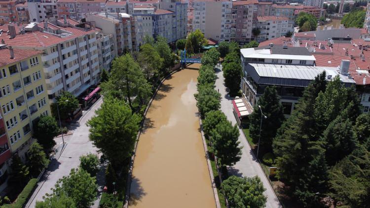 <p>Kahverengine dönüşen çay ve üzerindeki yer alan rengarenk yaya köprüleri ise dronla görüntülendi.</p>

