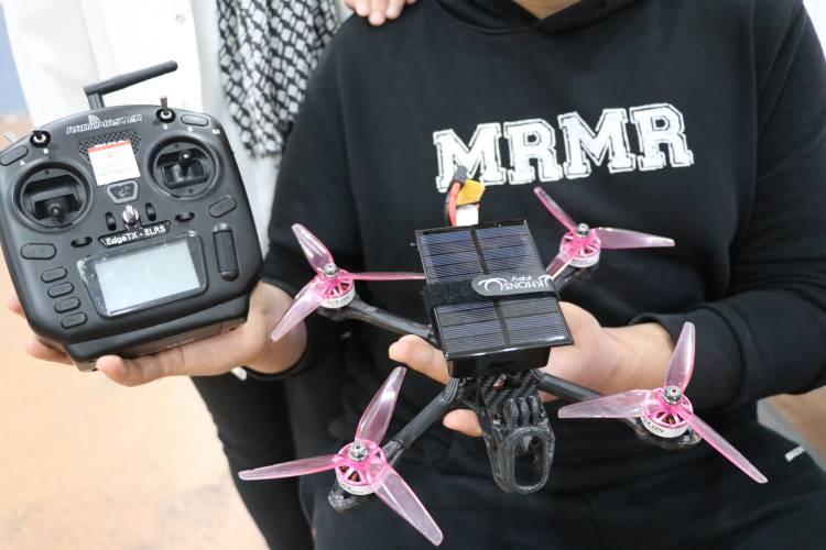 <p>Adıyaman'da Teknokent Koleji'nde okurken meslek öğretmeni Eyüp Aşkın'ın önerisiyle "Quadcopter drone" yapıp TEKNOFEST'te katılma kararı alan Meriç, depremde öğretmenini kaybetmesine rağmen bu hayalinden vazgeçmedi.</p>