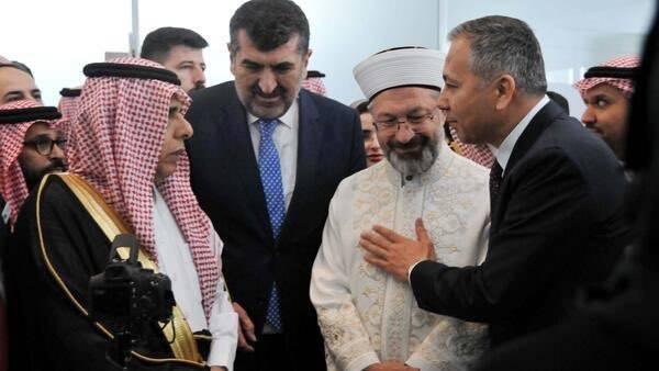 <p>Hacı adayı Alaaddin Doğan, hacca gitmek için 15 yıl önce başvurduğunu aktararak, "2020'de çıktı virüsten dolayı gidemedik. Şimdi çok mutluyuz." diye konuştu.</p>
<p> </p>
<p>İstanbul Havalimanı’nda düzenlenen açılışa Dışişleri Bakanlığı İstanbul Temsilcisi Büyükelçi Ayşe Sözen Usluer, Diyanet İşleri Başkan Yardımcısı Doç. Dr. Selim Argun, İstanbul İl Müftüsü Prof. Dr. Safi Arpaguş, Diyanet İşleri Başkanlığı Hac ve Umre Hizmetleri Genel Müdürü Remzi Bircan, İstanbul Havalimanı yöneticileri ile çok sayıda hacı adayı katıldı.</p>