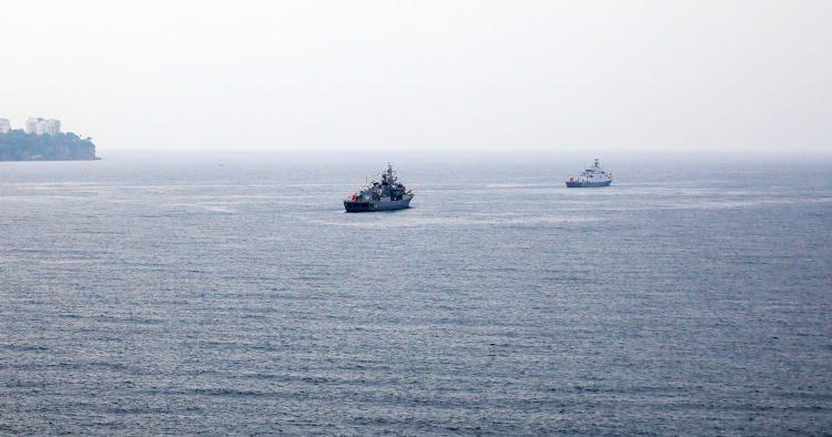 <p>Tatbikatlar Akdeniz açıklarında sürerken, sabah saatlerinde Kaleiçi Yat Limanı açıklarına, 2 fırkateyn demirledi. </p>