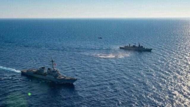 <p>Tatbikatlar Akdeniz açıklarında sürerken, sabah saatlerinde Kaleiçi Yat Limanı açıklarına, 2 fırkateyn demirledi.</p>
