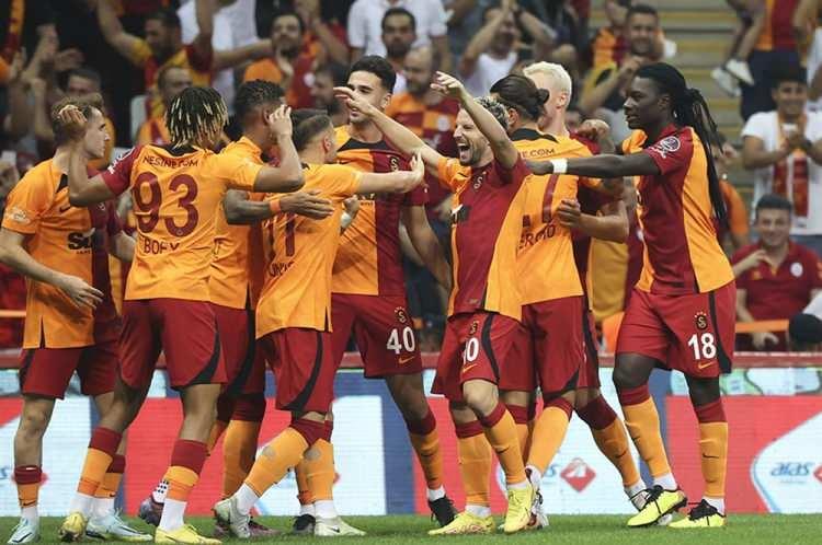 <p>Ankaragücü galibiyeti ile sezonu şampiyon olarak tamamlayan Galatasaray’da sezonun ‘En’lerini inceledik.<br />
<br />
Şu ana kadar 34 maç oynayan Aslan, müsabaka başına ortalama 2.41 puan kazandı. <br />
<br />
<strong>Galatasaray'da bu sezon;</strong><br />
<br />
 </p>
