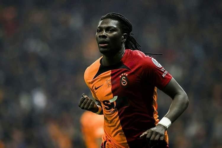 <p><strong>Forma giyen en yaşlı isim:</strong><br />
Bafetimbi Gomis (37 yaş – 22 maç)</p>
