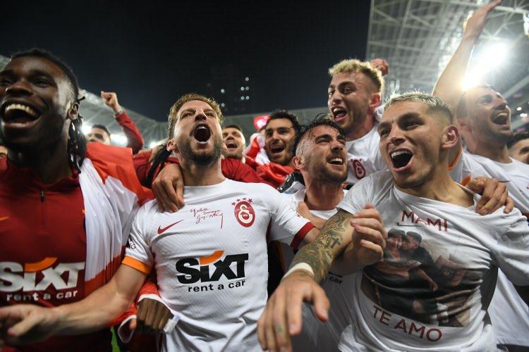 <p>Galatasaray'ın bitime 2 hafta kala şampiyonluğunu ilan etmesinin ardından peş peşe tebrik mesajları geldi.</p>
