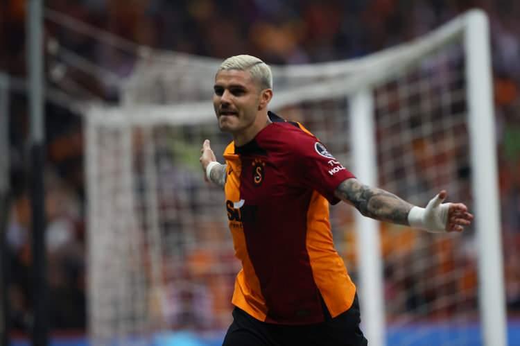 <p>Geçmişte kazanılan şampiyonluklar sonrası taraftarların Florya Metin Oktay Tesisleri’ne gidip takımla bir araya gelmesi gelenek haline gelmişti.</p>
