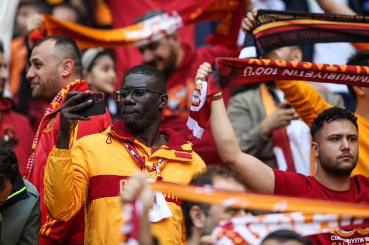 <p> Bu kez taraftarların tesislere girmesine izin verilmeyecek. Nedeni ise Florya’daki çim zeminin bozulma endişesi. Yeni yapılan zeminin zarar görmemesi için 3 ay gibi bir zaman gerekiyor; tesislere taraftarlar alınması halinde saha kullanılamaz hale gelecek.</p>
