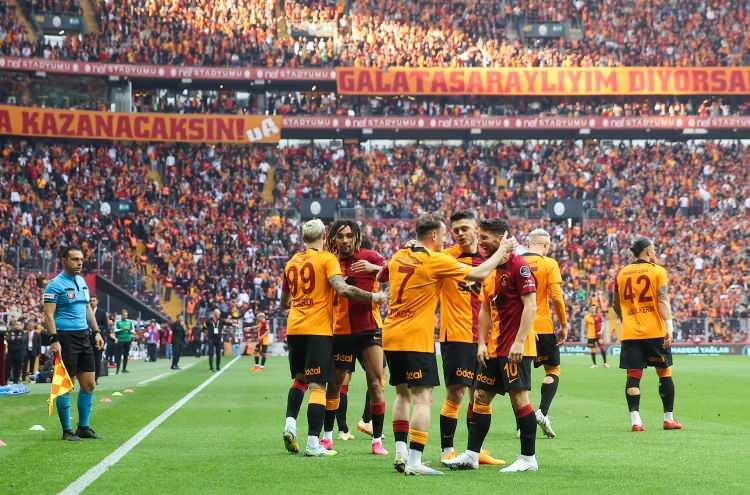 <p>Sarı kırmızılı takım deplasmanda karşılaşacağı Ankaragücü’nü mağlup edip mutlu sona ulaşırsa ilk kutlamalar başkentte yapılacak. Karşılaşma sonrası sahada ve havalimanı yolunda coşku yaşanacak.</p>