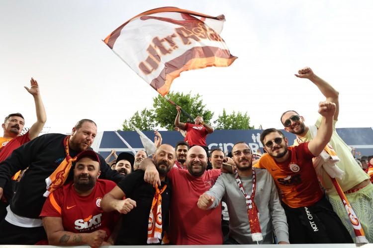 <p> Ankara’daki Galatasaray taraftarlarının bu konuda hazırlıklara başladığı, havalimanına kadar Futbol takımına görkemli bir konvoyun eşlik edeceği öğrenildi. Sarı kırmızılı kafile sabaha karşı 03.00’te İstanbul’da olacağı için, hem saatin çok geç olması hem de güvenlik gerekçesiyle burada kutlama yapılmayacak.</p>