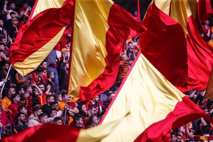<p>Taraftarların şampiyonluk maçını izleyebilmeleri için dev bir ekran kuruldu ve hoparlörler yerleştirildi. Etkinliği gerçekleştirebilmek için İstanbul Valiliği’ne başvuruda bulunan sarı kırmızılı kulüp henüz onay alamadı. </p>
